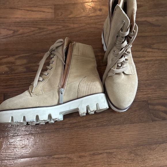 Tan boots - Picture 2 of 2